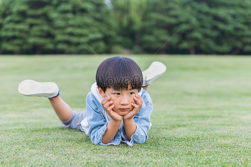 Lovely Children Lie Prone On The Grass Picture And HD Photos | Free ...