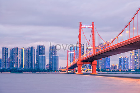 華燈初上的武漢鸚鵡洲長江大橋 照片