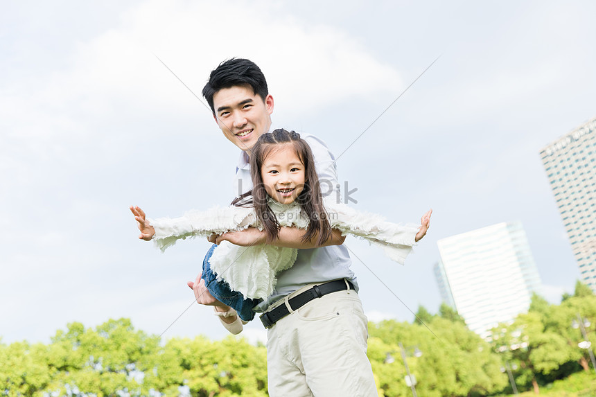 Dad And His Daughter Play Together Picture And HD Photos | Free ...