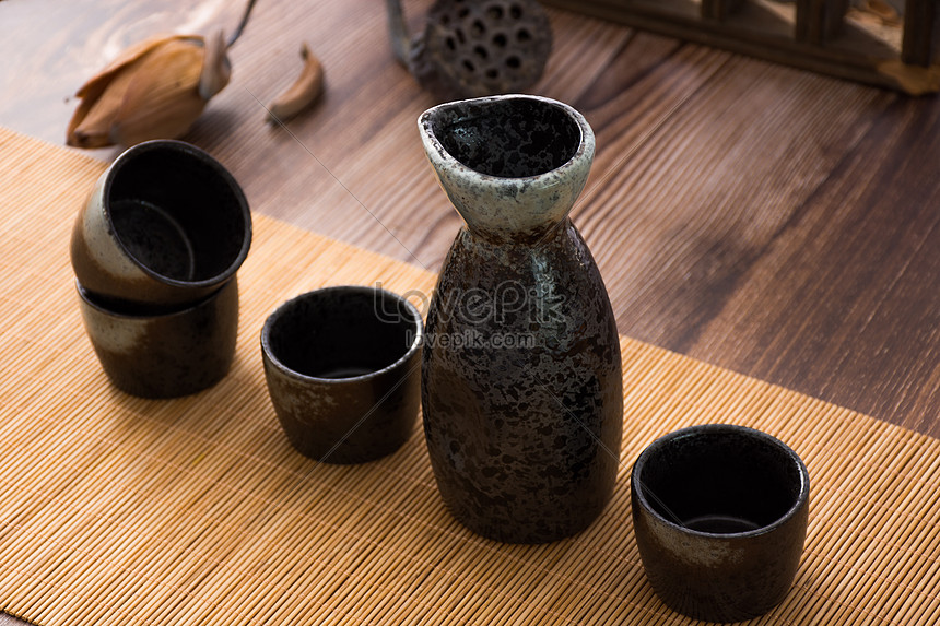 Hemoton Juego de Sake Japonés Juegos de Servir de Sake de Cerámica Tradicional Suministro de Restaurante Japonés para El Restaurante en Casa Incluye 1 Olla de 170 Ml 4 Tazas de 35 Ml 1 