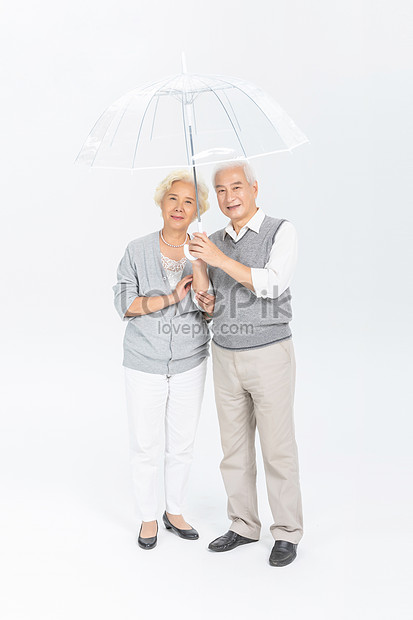 Tình yêu không biên giới và không tuổi. Hãy xem qua bức ảnh về cặp đôi già này để cảm nhận được tình yêu hàng đầu của cuộc đời, và cũng để nhớ đến người thân yêu của mình.