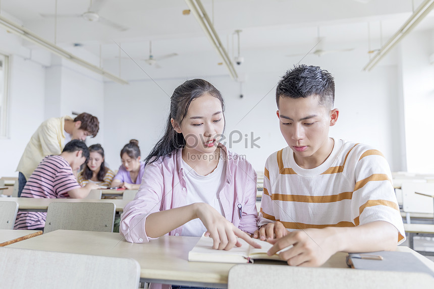 Класс таем. Students discussing a problem.