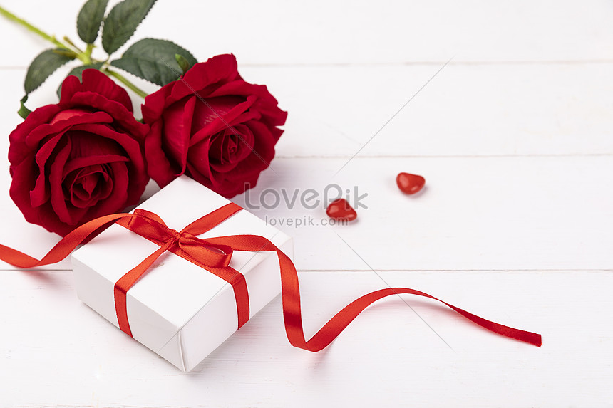 Hộp quà Valentine sẽ khiến người ấy cảm thấy được yêu thương và chăm sóc tình cảm. Xem hình ảnh liên quan để tìm hiểu những lựa chọn tuyệt vời để gửi gắm tình yêu của bạn trong mùa lễ tình nhân.