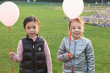 lovepik صورة jpg 501125742 id صورة فوتوغرافية بحث صور أطفال يلعبون بالونات