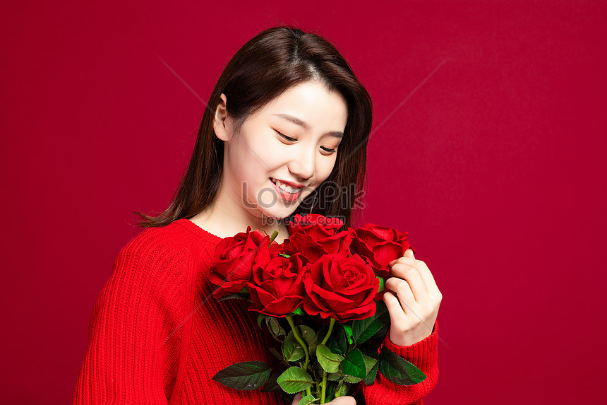 Hình nền cô gái cầm hoa hồng: Hãy làm cho màn hình thiết bị của bạn trở nên đẹp hơn với hình nền cô gái cầm hoa hồng đầy màu sắc này. Tạo cảm giác dịu dàng và đẹp mắt cho chủ nhân.