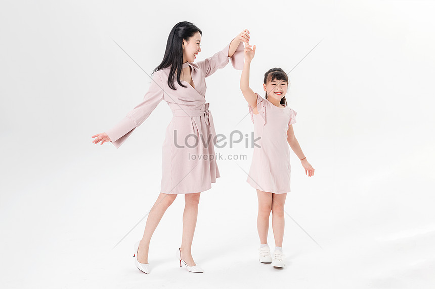 Танец мамы и дочери. Мамы в танце. Мама и дочь танцы. Мама с дочкой танцуют. Мама танцует с ребенком.