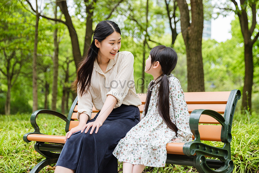 Cute Mother And Daughter Chatting Picture And Hd Photos Free Download