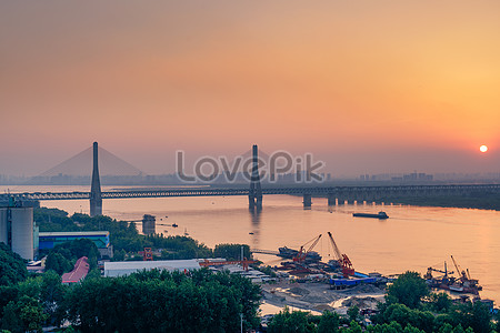 夕陽下的武漢二七長江大橋 照片