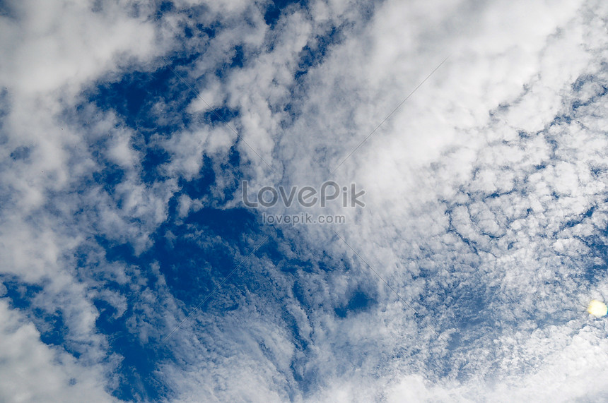 Hãy nhìn vào bức ảnh trời xanh mây trắng này để cảm nhận sự yên bình, thoải mái và sức sống của thiên nhiên. Hình ảnh này sẽ giúp bạn quên đi mọi căng thẳng và lo toan, và cho bạn cảm giác đầy tràn sức sống.
