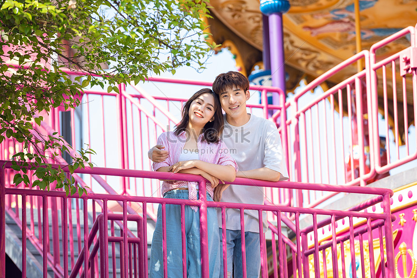 Couples Play Amusement Park Picture And HD Photos | Free Download On ...