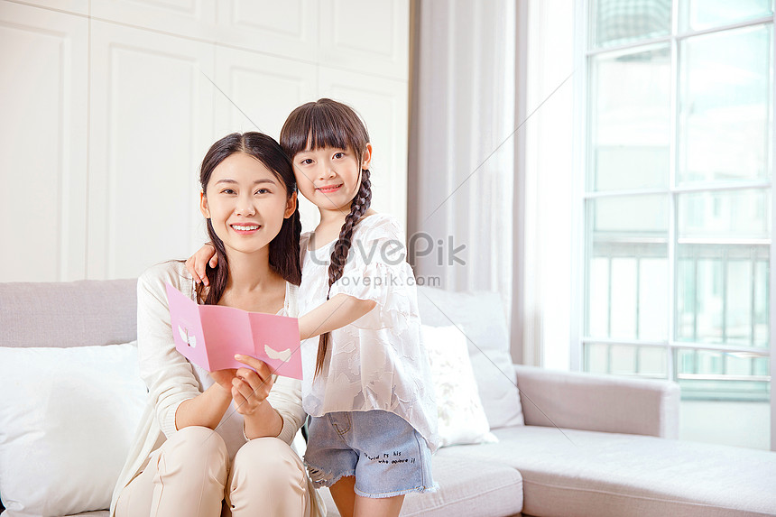 Girl Sending Greeting Card To Mom Picture And Hd Photos Free Download On Lovepik