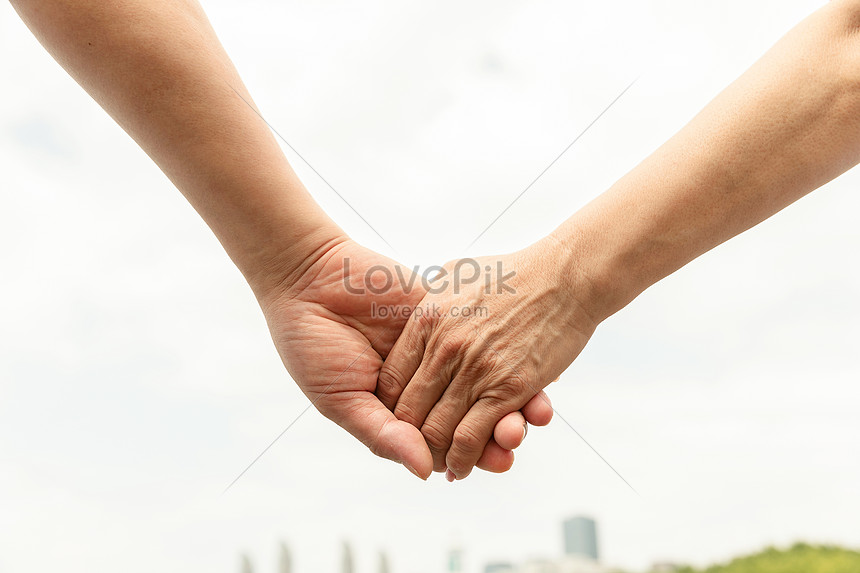 Thật tuyệt vời khi được mãi mãi nắm tay nhau. Hãy cùng chiêm ngưỡng những bức ảnh nắm tay đẹp để cảm nhận tình cảm ấm áp tuyệt vời hơn.