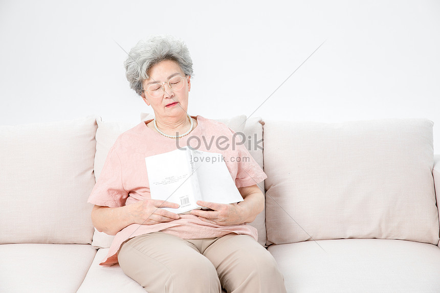 Old Man Reading A Book Picture And HD Photos | Free Download On Lovepik