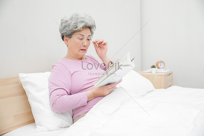 Old Man Reading A Book Picture And HD Photos | Free Download On Lovepik