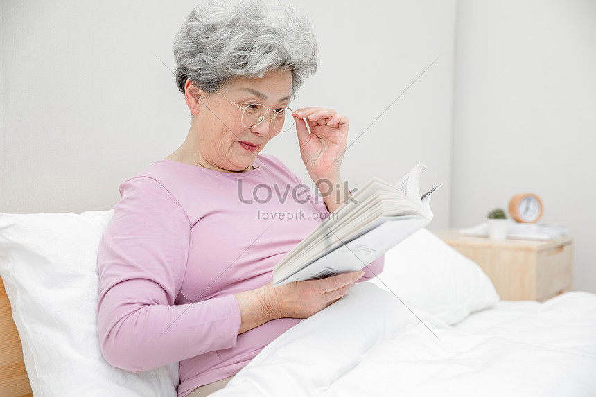 Old Man Reading A Book Picture And HD Photos | Free Download On Lovepik