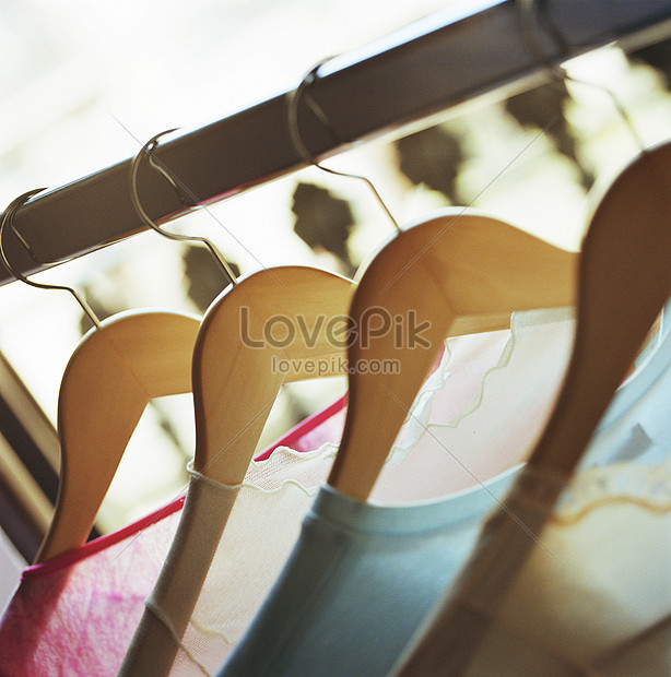 https://img.lovepik.com/photo/20211202/medium/lovepik-closeup-of-clothes-on-hangers-picture_501450934.jpg