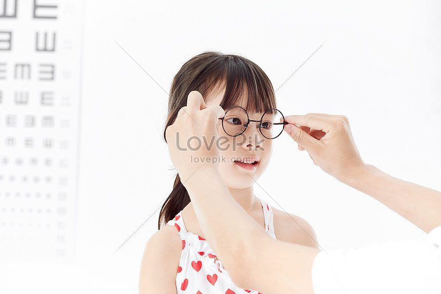 眼鏡をかけるかわいい女の子 写真素材フリー 目 目の保護 近視 画像無料ダウンロード Lovepik