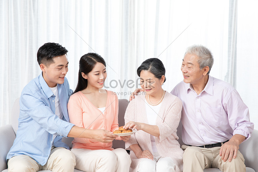 Family Eating Moon Cakes Together On Mid-autumn Festival Picture And HD ...