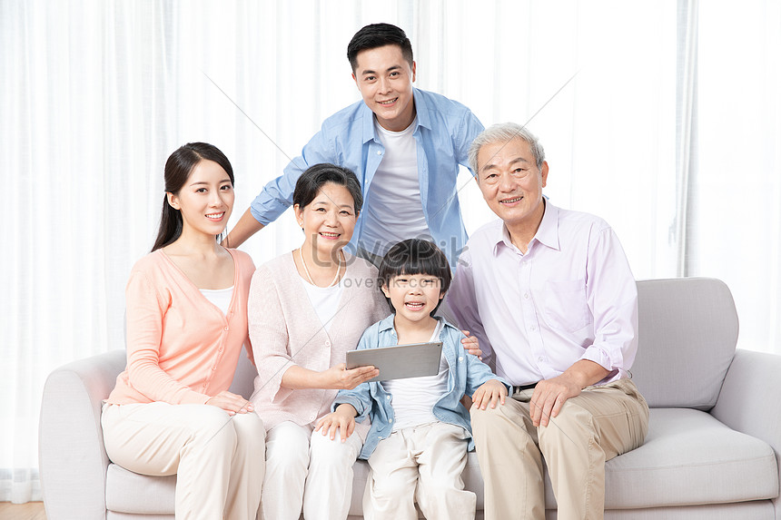 Family Watching Tablet Picture And HD Photos | Free Download On Lovepik