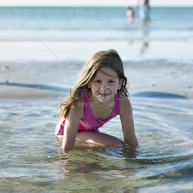 Um, menina, jogo, bambolê, praia