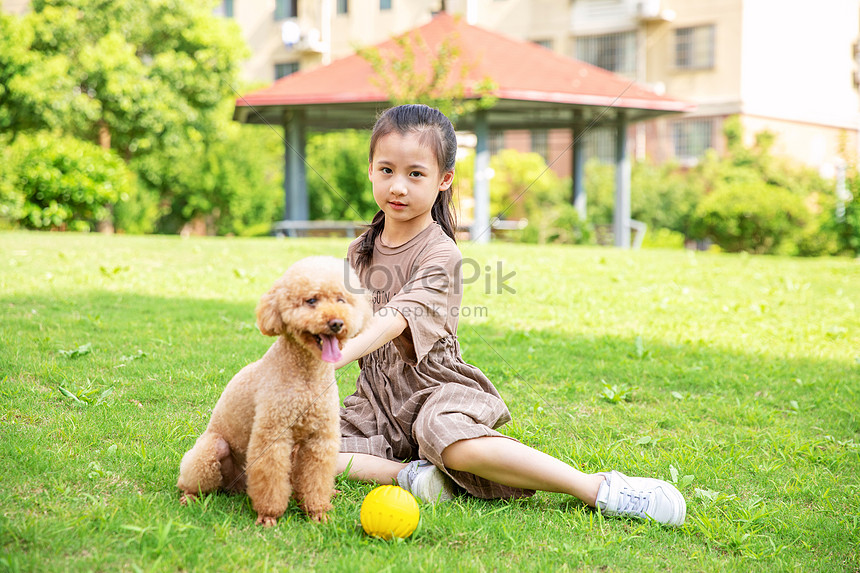 Cô Bé Chơi Với Chó: Bạn có thấy rằng những hình ảnh của cô bé đáng yêu kết hợp với chú chó dễ thương là một sự kết hợp hoàn hảo không? Hãy cùng chúng tôi đến xem những khoảnh khắc đáng yêu nhất của cô bạn nhỏ và chú cún xinh nhé!