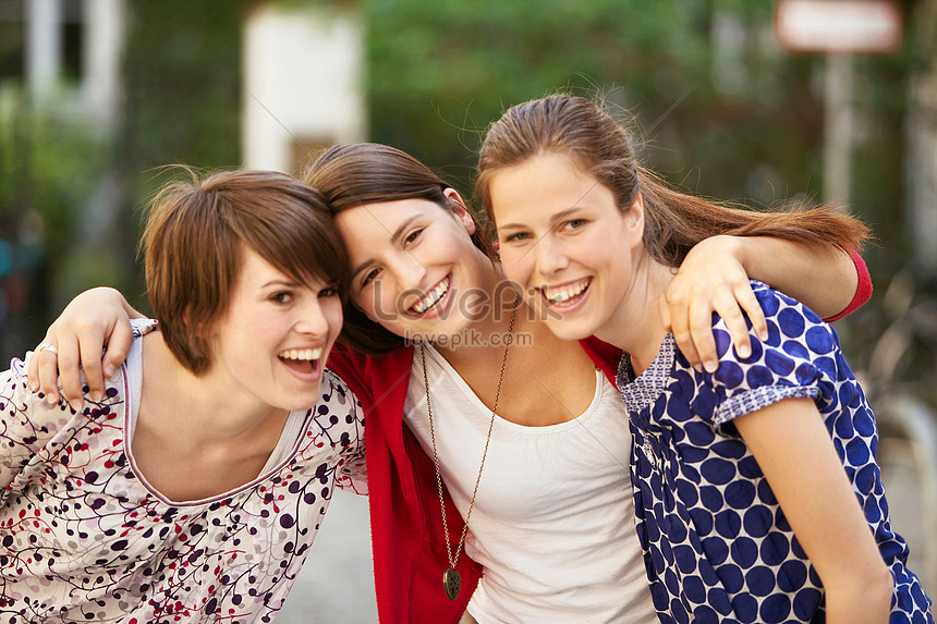 Girls Together In The Yard Picture And HD Photos | Free Download On Lovepik