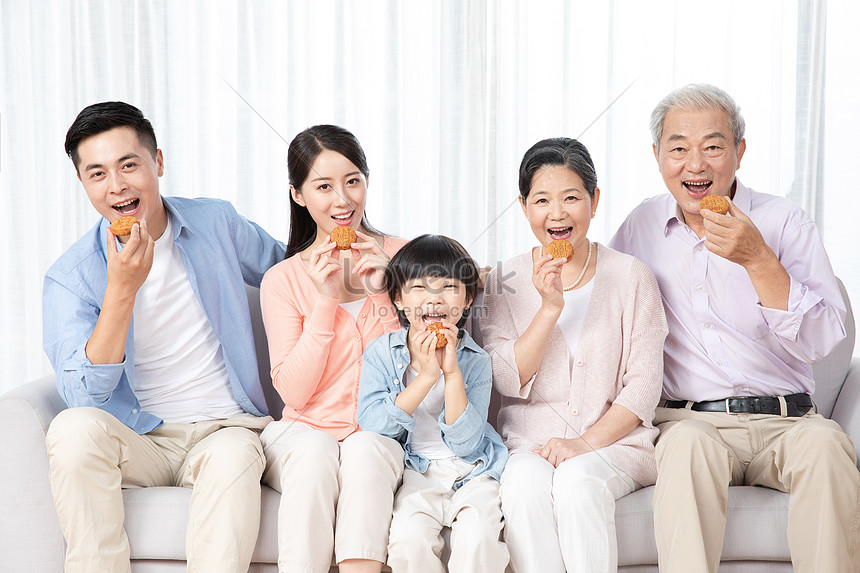 Mid Autumn Festival Family Eat Moon Cakes Together Picture And HD ...