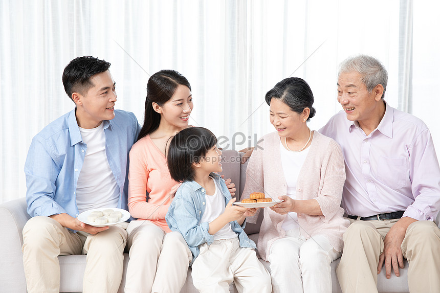 Mid-autumn Festival Family Eat Moon Cakes Together Picture And HD ...