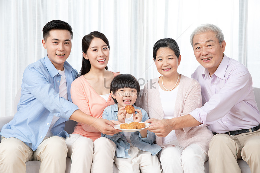 Mid Autumn Festival Family Eat Moon Cakes Together Picture And HD ...