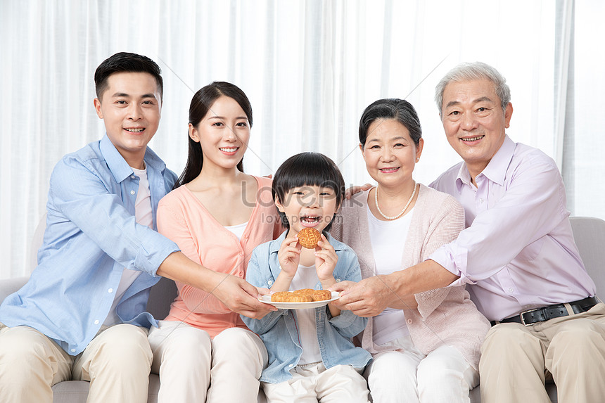 Mid Autumn Festival Family Eat Moon Cakes Together Picture And HD ...