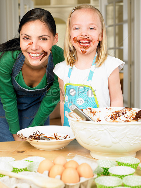 รูปแม่และลูกสาวทำอาหาร Hd ภาพถ่ายคั่ว การปรุงอาหาร ลูก ดาวน์โหลดฟรี Lovepik 