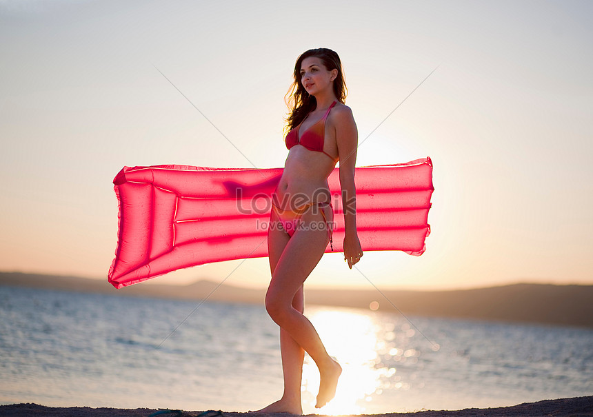 Девушка с надувным кругом на пляже