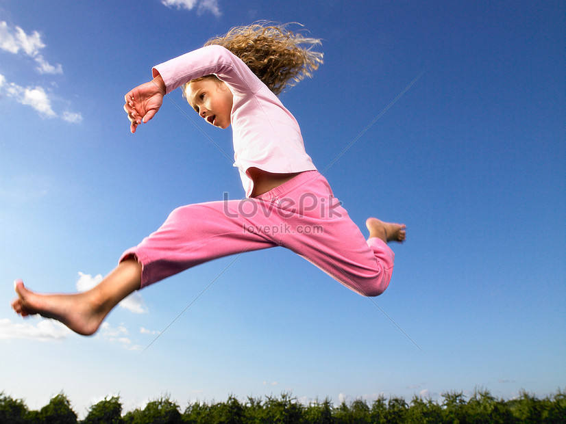 jeune fille sautant en l'air bras en croix Stock Photo