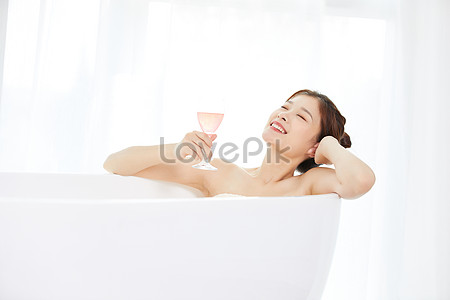 Beautiful Women Take A Bubble Bath And Sing Picture And HD Photos