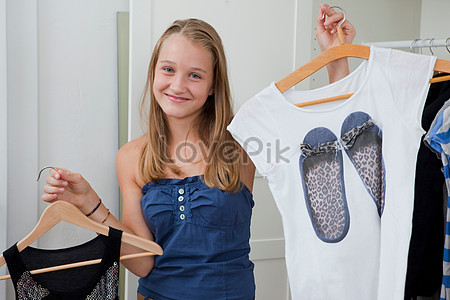 Девушки собирают одежду в спальне stock pictures. & изображений