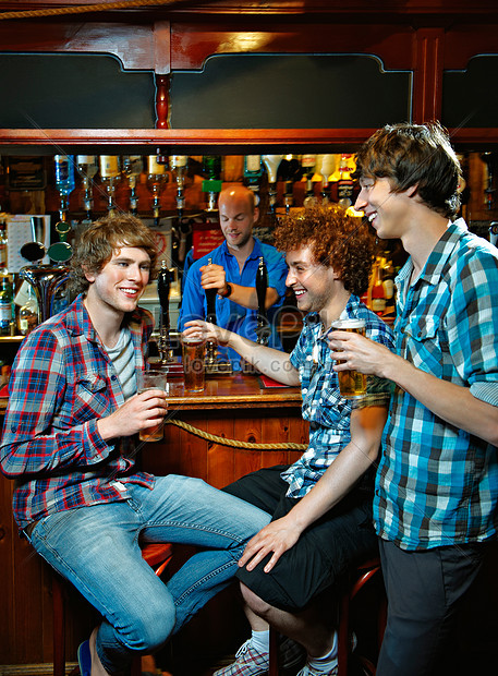 Chico Bebiendo En El Bar Foto | Descarga Gratuita HD Imagen de Foto -  Lovepik
