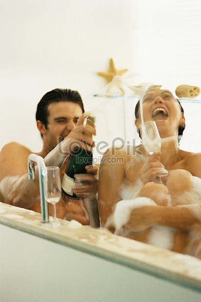ảnh Cặp đôi Trong Bồn Tắm Tải Xuống Miễn Phí, ảnh bồn tắm, nam và nữ, tắm  bong bóng đẹp Trên Lovepik