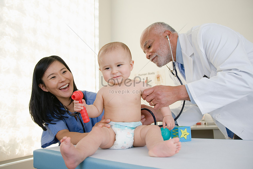 Médico e enfermeira examinando paciente infantil