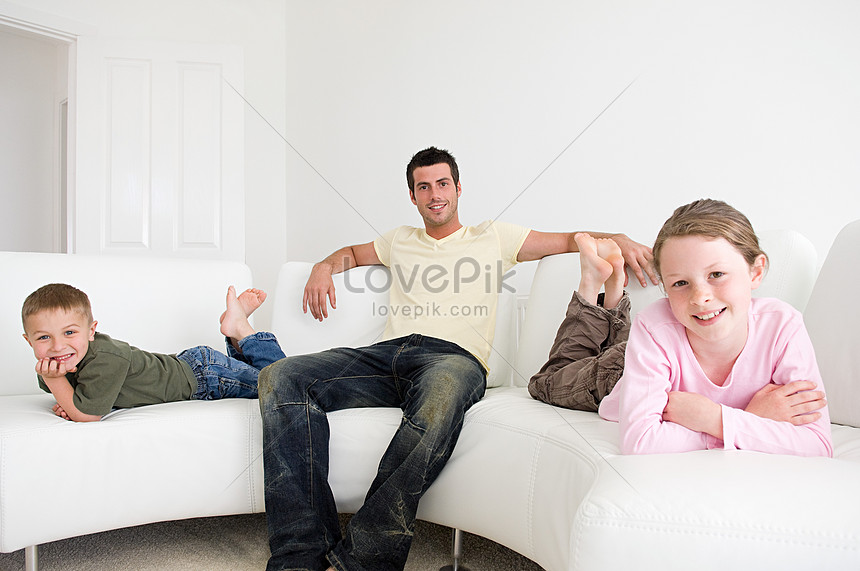 Мальчик сидит на диване рисунок
