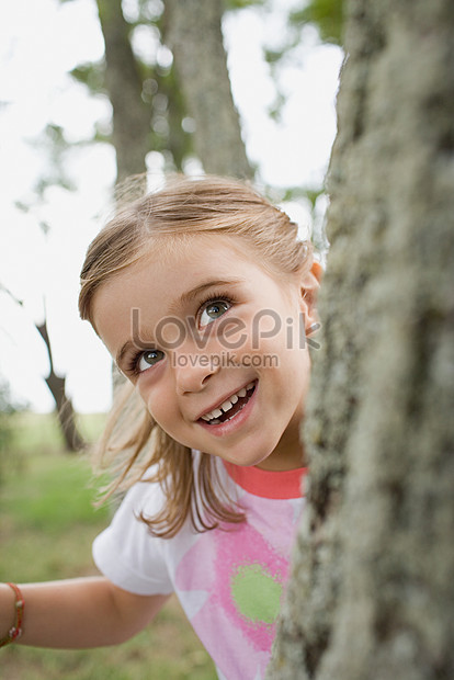 shell necklace Go for a walk lovepik_501485664 תמונה_תמונה חינם ילדה שמתחבאת מאחורי העץ