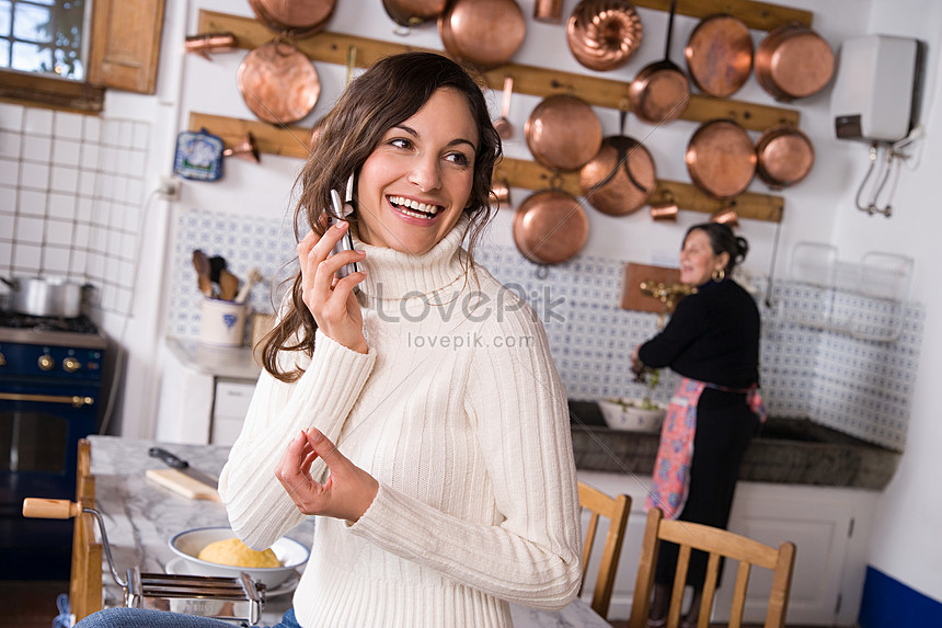 Italian Mother And Daughter In The Kitchen Picture And Hd Photos Free Download On Lovepik