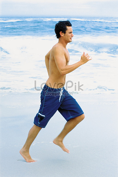 Homem Correndo Na Praia Imagem Grátis_Foto Número 501495561_JPG