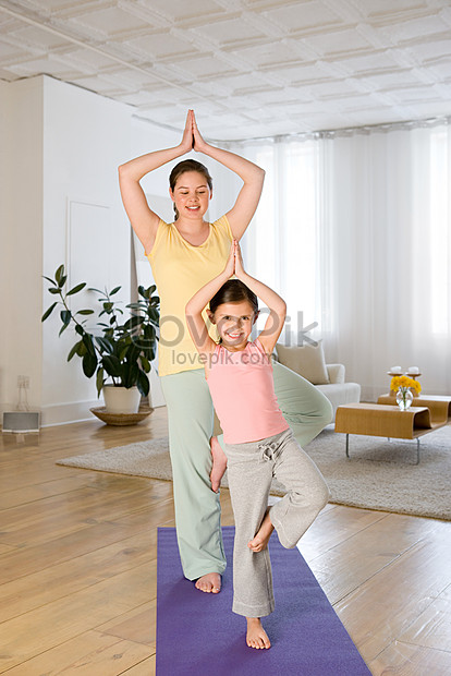 A Família Está Fazendo Ioga Na Sala. Yoga. Estilo De Desenho