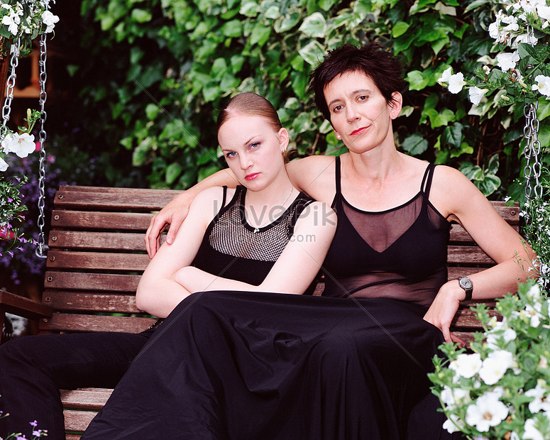 Mother And Daughter Sitting On A Bench Picture And Hd Photos Free Download On Lovepik 