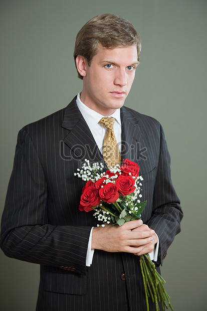 Retrato De Un Hombre Que Sostiene Un Ramo De Rosas Foto | Descarga Gratuita  HD Imagen de Foto - Lovepik