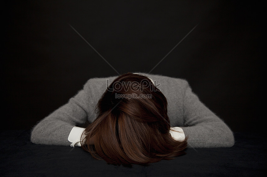 Портрет женщины, сидящей за столом изображение_Фото номер 501459989_JPG  Формат изображения_ru.lovepik.com