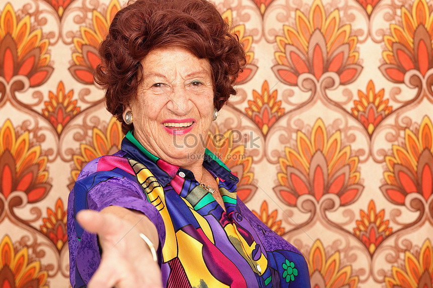 Омоложение азиатская бабушка. Фото старое женщина в платье 80.