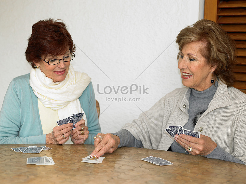 На женщину играют в карты фото программа обыгрывает онлайн казино