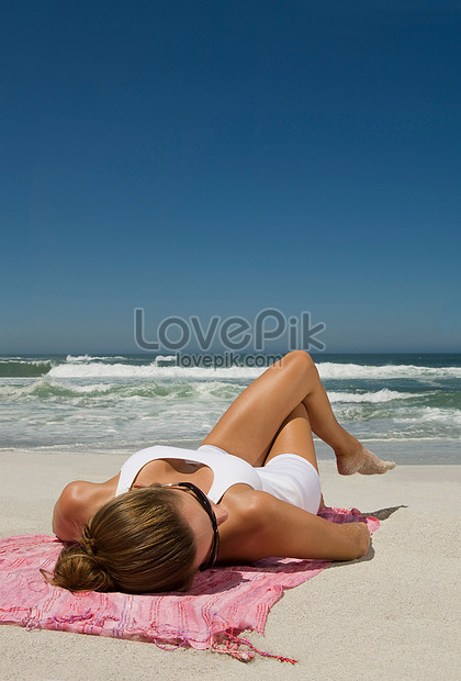 Девушка лежит пляже Изображения – скачать бесплатно на Freepik