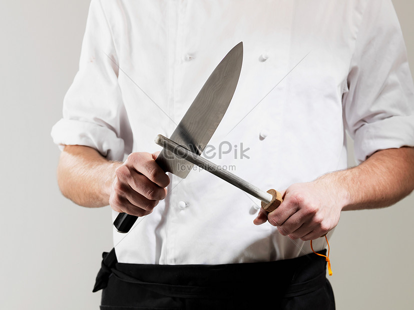 Chef Mengasah Pisau Dengan Latar Belakang Putih